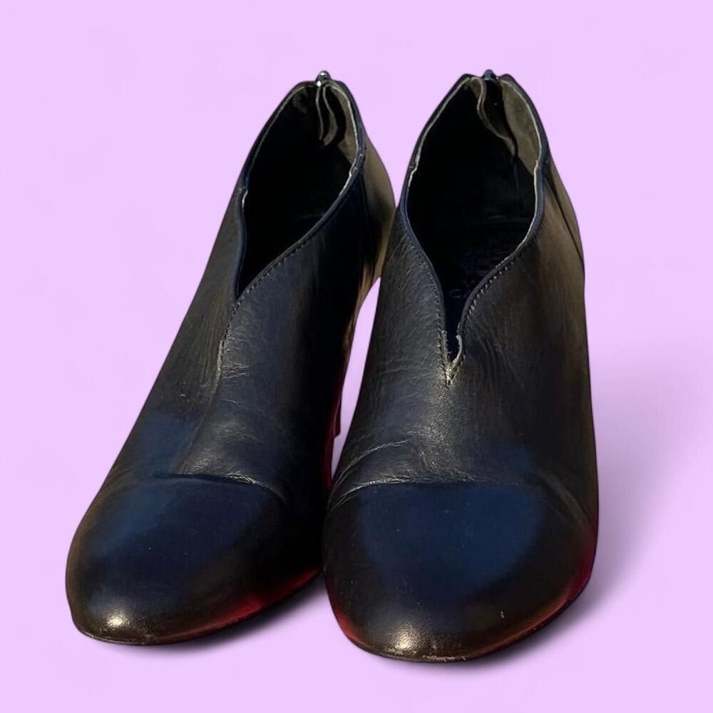 Vince Camuto Vyammi Black Leather V-Neck Ankle Booties Shooties Size 9M / 40